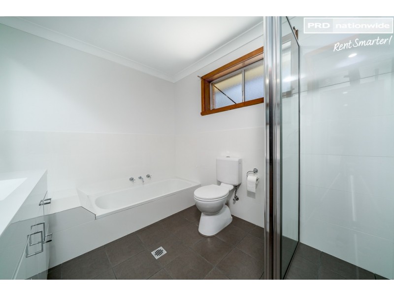 30 Gevena Crescent, Lake Albert NSW 2650