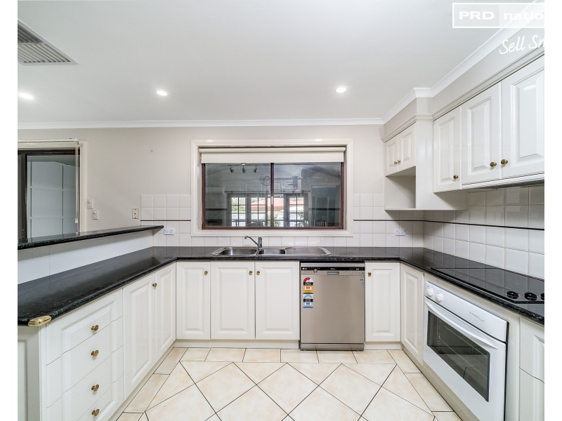 77 Balmoral Crescent, Lake Albert NSW 2650