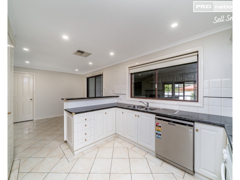 77 Balmoral Crescent, Lake Albert NSW 2650