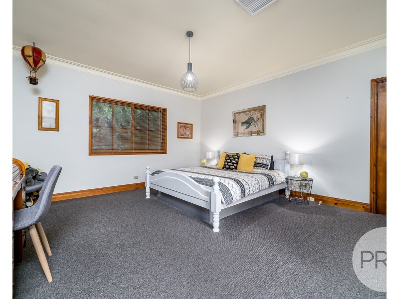 2 Baree Place, Kooringal NSW 2650