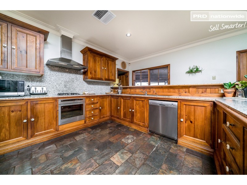 2 Baree Place, Kooringal NSW 2650