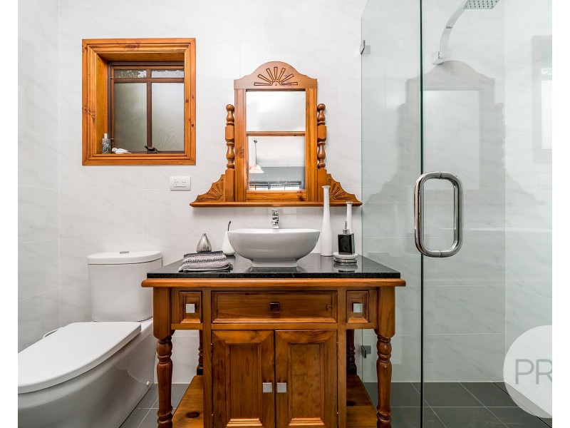 2 Baree Place, Kooringal NSW 2650