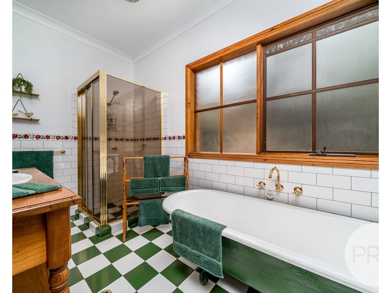 2 Baree Place, Kooringal NSW 2650