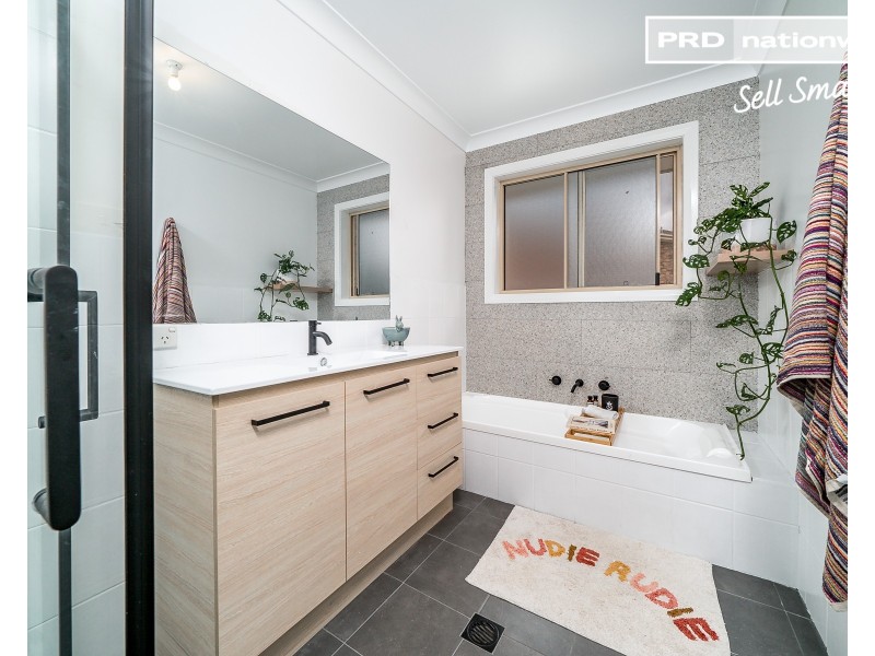 10 Ellwood Close, Bourkelands NSW 2650