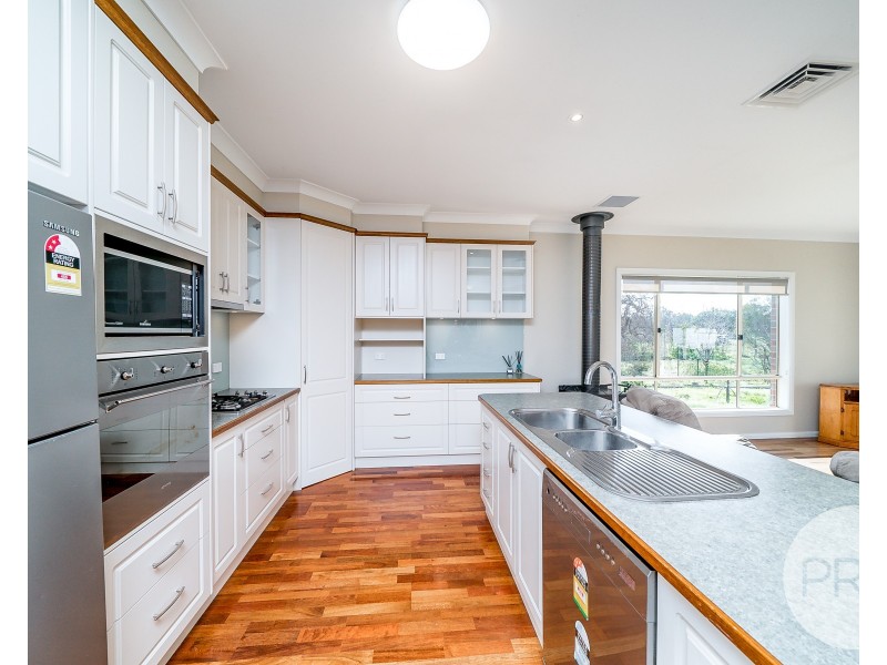 6 Bell Gum Place, Lake Albert NSW 2650