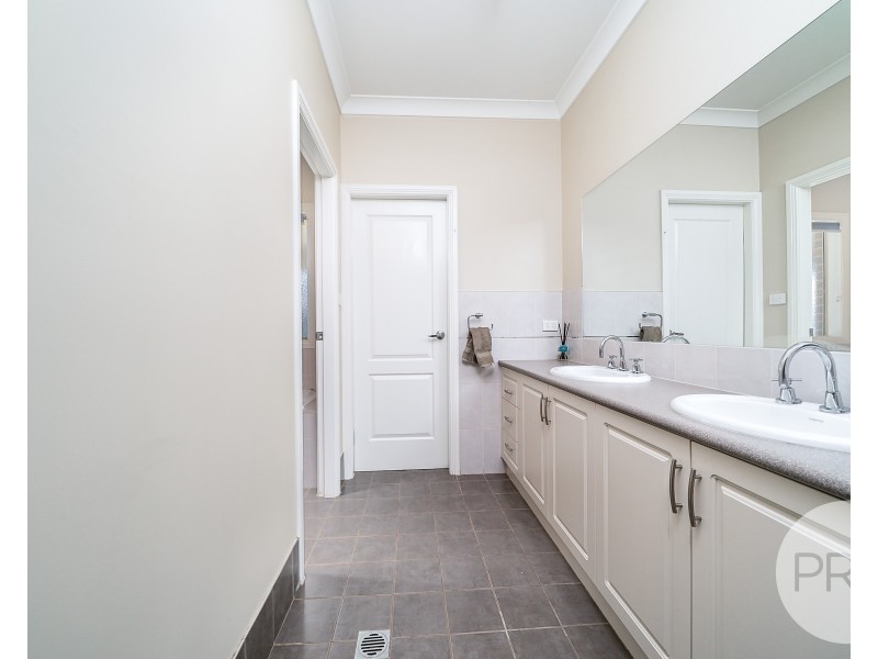 6 Bell Gum Place, Lake Albert NSW 2650