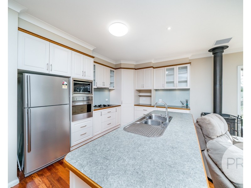 6 Bell Gum Place, Lake Albert NSW 2650