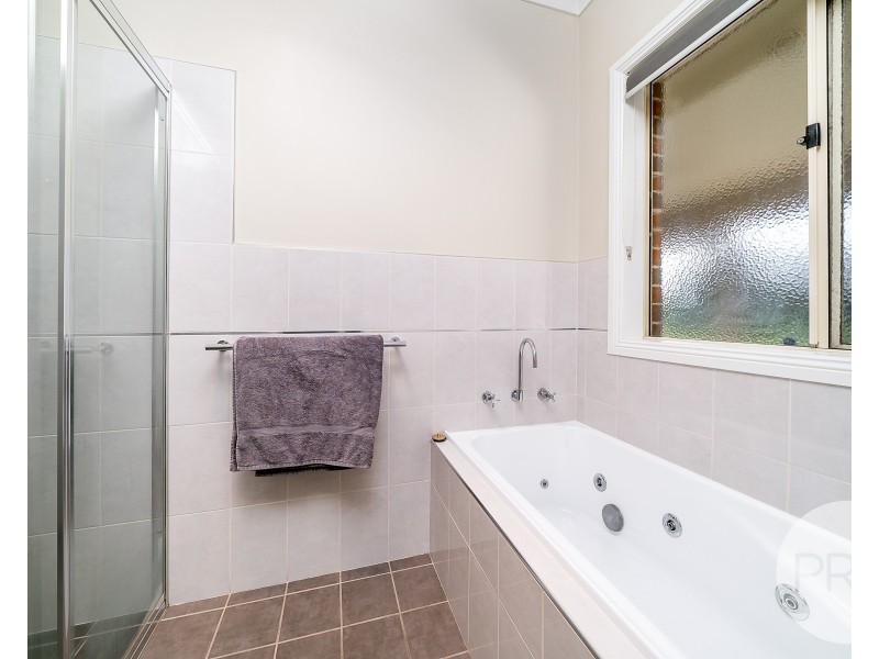 6 Bell Gum Place, Lake Albert NSW 2650