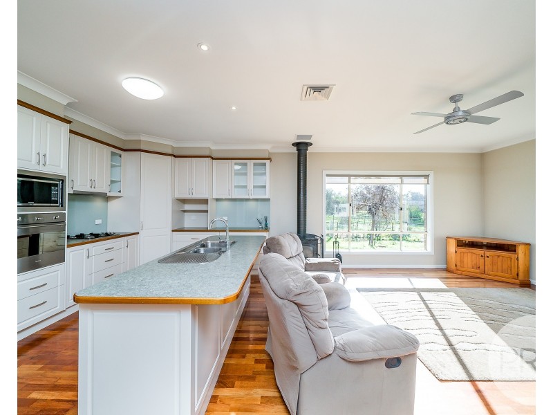 6 Bell Gum Place, Lake Albert NSW 2650