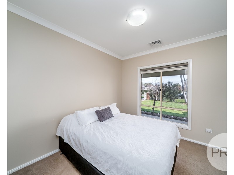 6 Bell Gum Place, Lake Albert NSW 2650