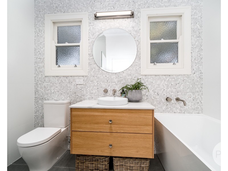 27 Dobbs Street, Wagga Wagga NSW 2650