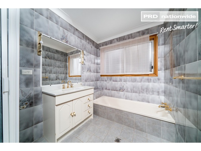 2 Wilks Avenue, Kooringal NSW 2650