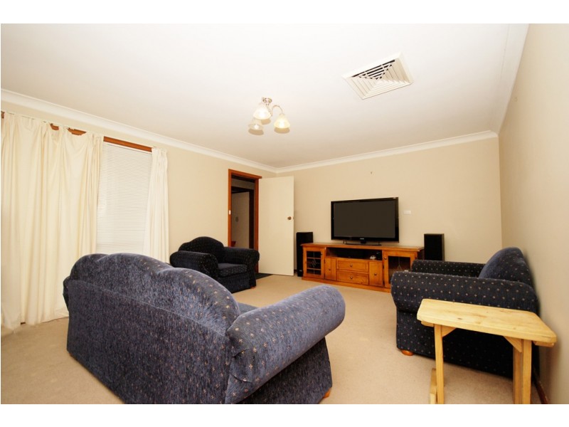 8 Quail Street, Mount Austin NSW 2650