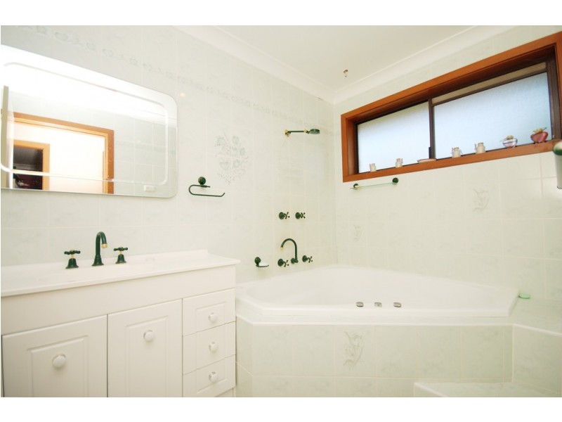 8 Quail Street, Mount Austin NSW 2650