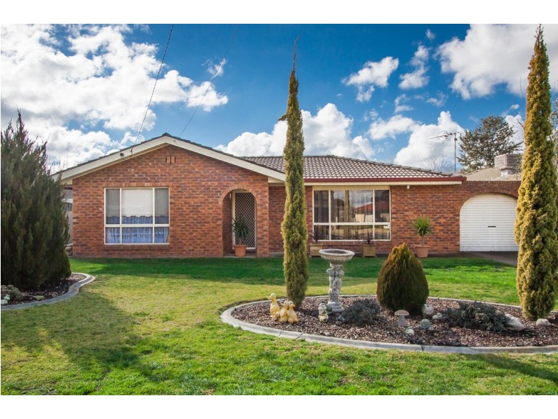 13 Magnolia Parade, Lake Albert NSW 2650