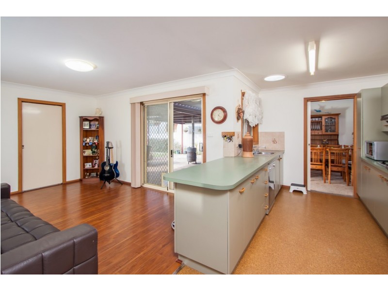 13 Magnolia Parade, Lake Albert NSW 2650