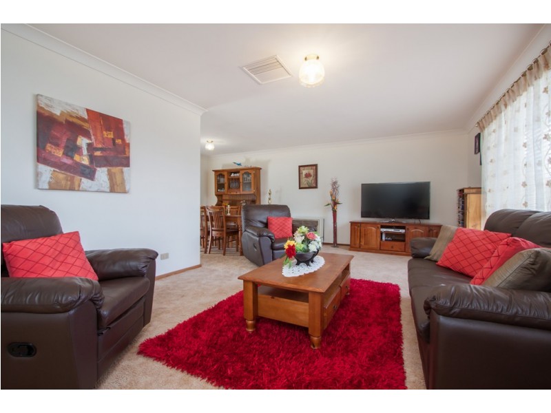 13 Magnolia Parade, Lake Albert NSW 2650