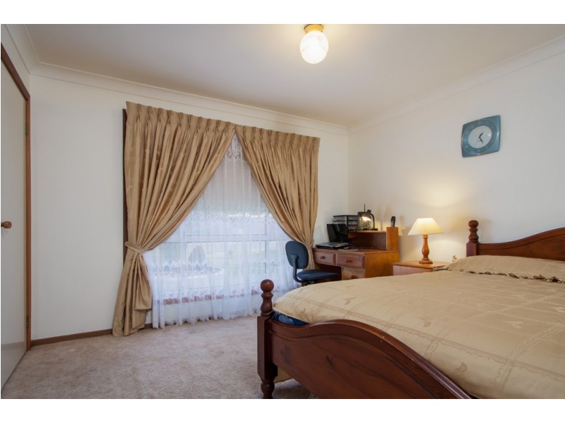13 Magnolia Parade, Lake Albert NSW 2650