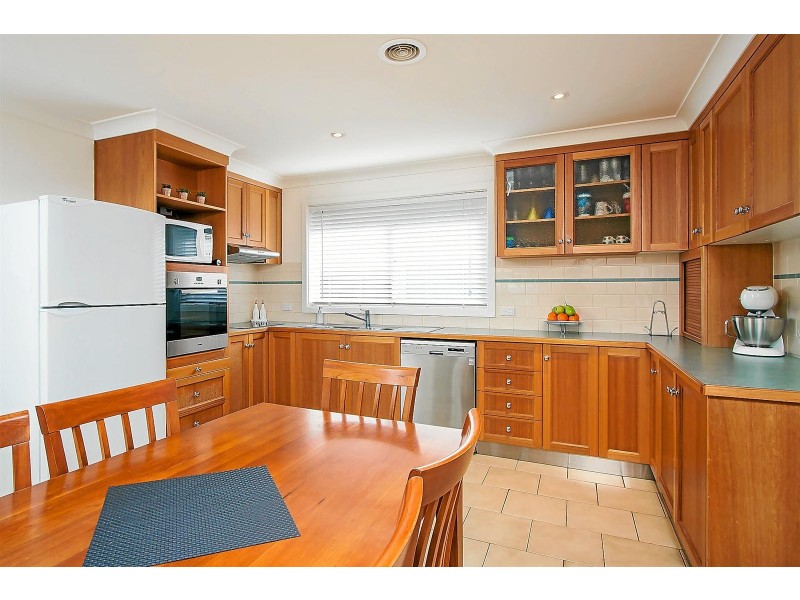 10 Oleander Crescent, Lake Albert NSW 2650