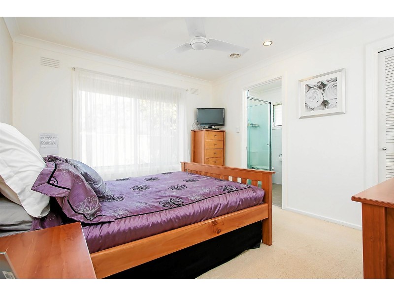 10 Oleander Crescent, Lake Albert NSW 2650