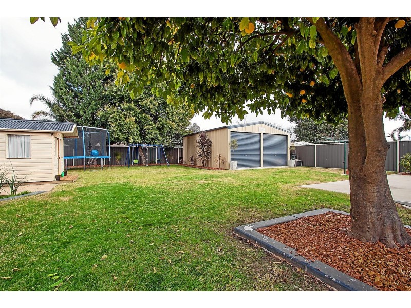 10 Oleander Crescent, Lake Albert NSW 2650
