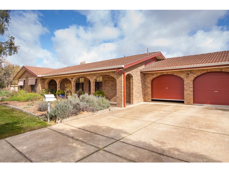 18 Myall Crescent, Lake Albert NSW 2650