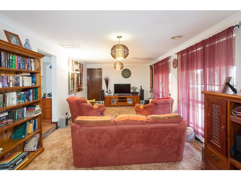 18 Myall Crescent, Lake Albert NSW 2650