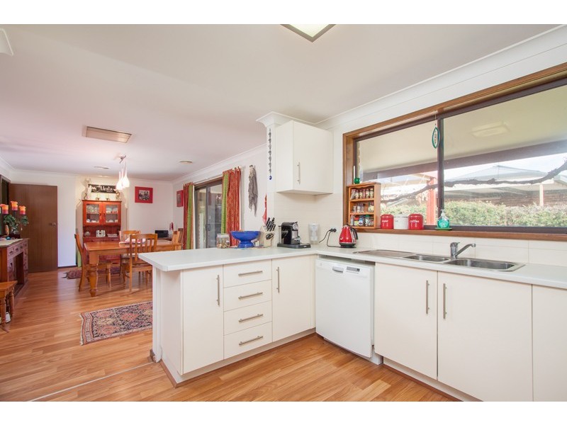 18 Myall Crescent, Lake Albert NSW 2650