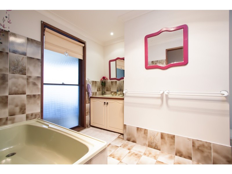 18 Myall Crescent, Lake Albert NSW 2650