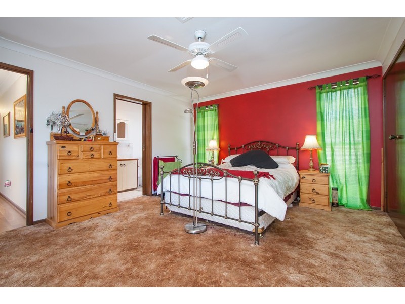 18 Myall Crescent, Lake Albert NSW 2650