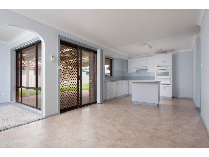 7 Langi Crescent, Glenfield Park NSW 2650