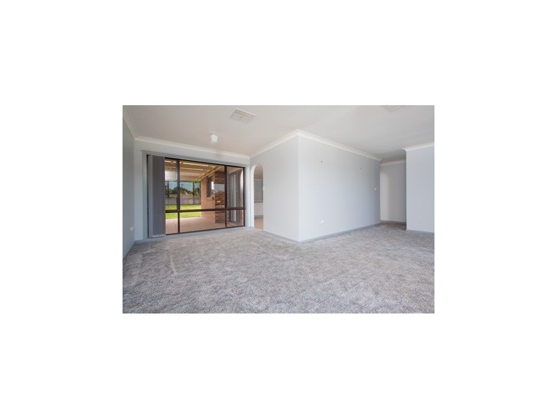 7 Langi Crescent, Glenfield Park NSW 2650