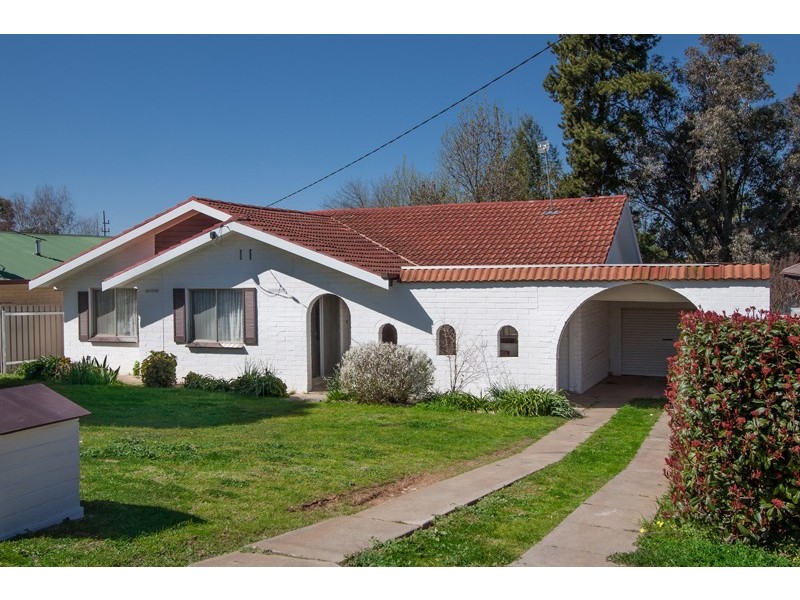 8 Walana Crescent, Kooringal NSW 2650