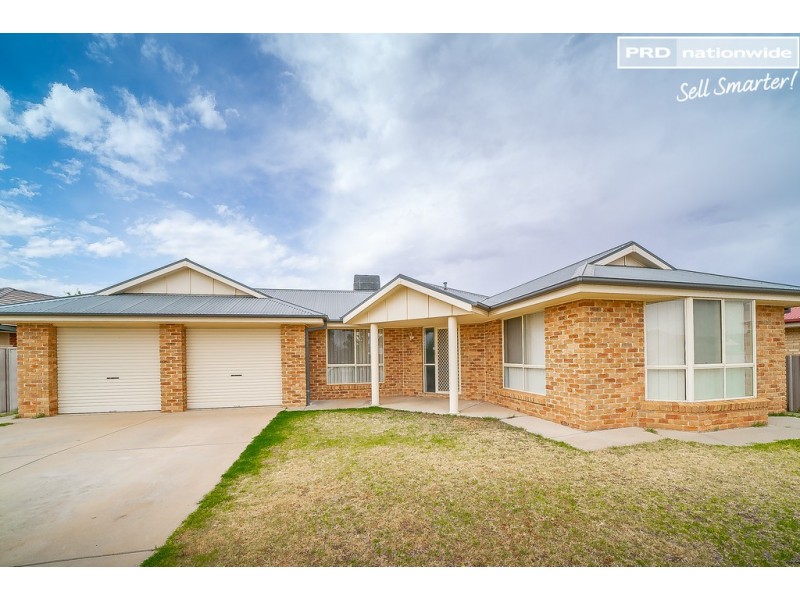 35 Paldi Crescent, Glenfield Park NSW 2650