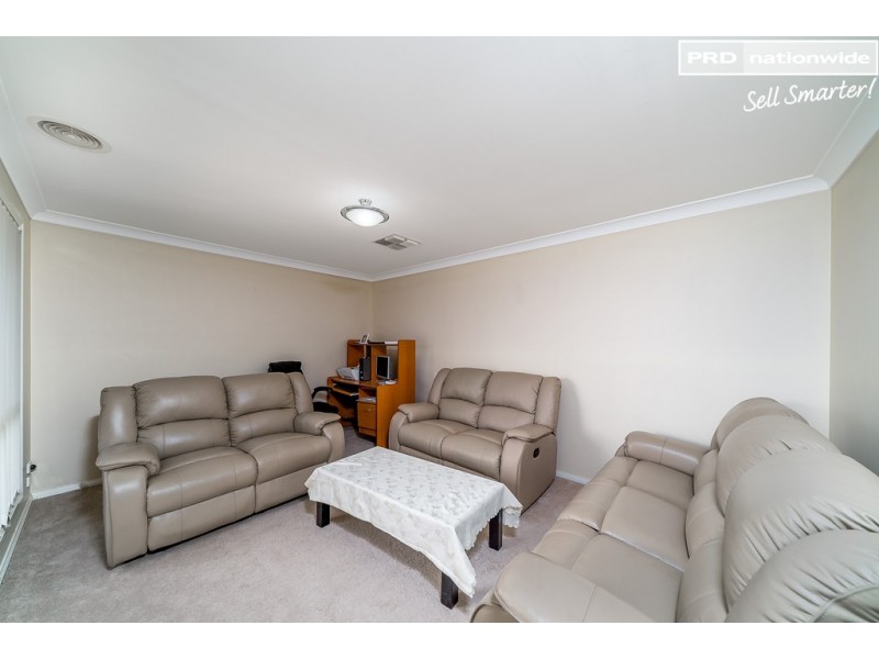 35 Paldi Crescent, Glenfield Park NSW 2650