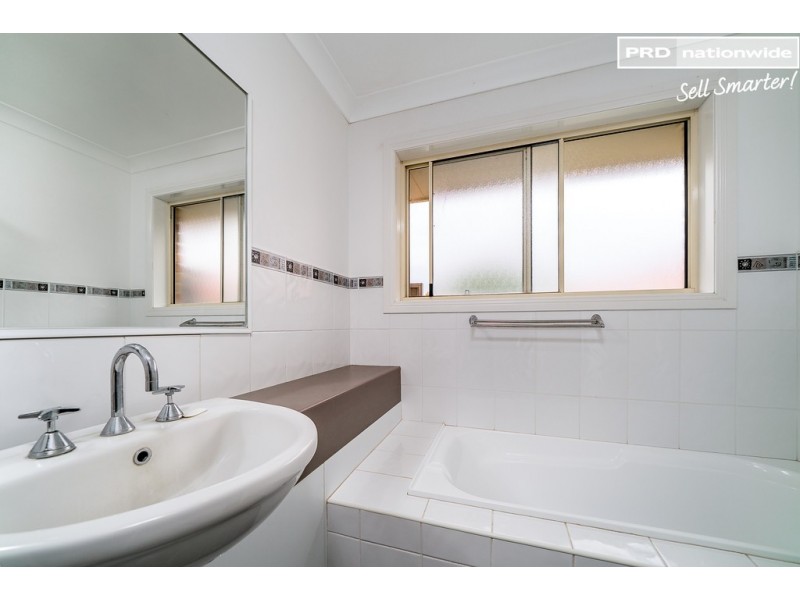 35 Paldi Crescent, Glenfield Park NSW 2650