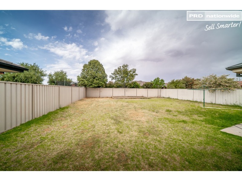 35 Paldi Crescent, Glenfield Park NSW 2650