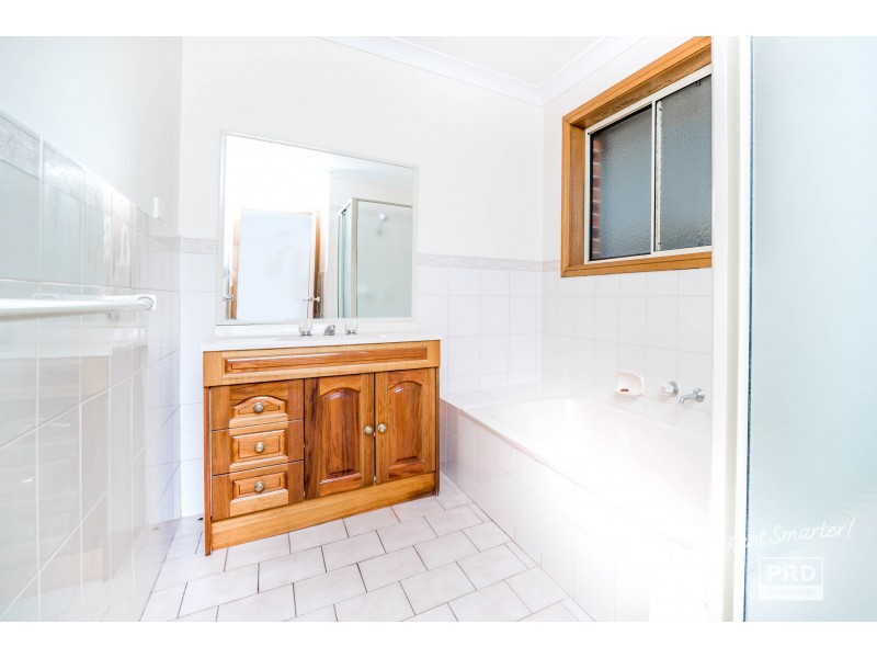 2/1 Randall Street, Kooringal NSW 2650