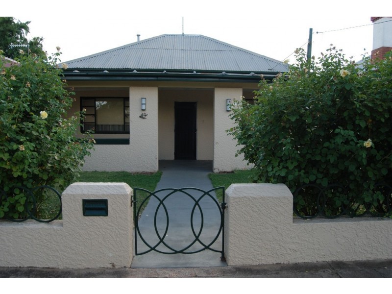 42 Simmons Street, Wagga Wagga NSW 2650