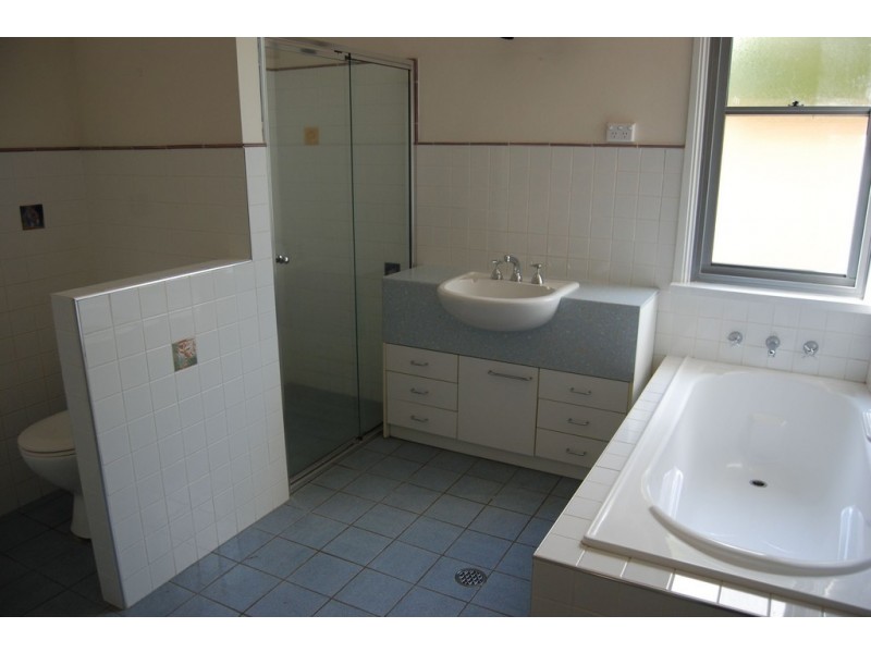 42 Simmons Street, Wagga Wagga NSW 2650