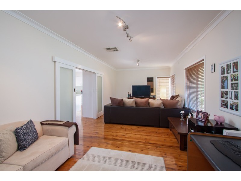 9 White Avenue, Kooringal NSW 2650