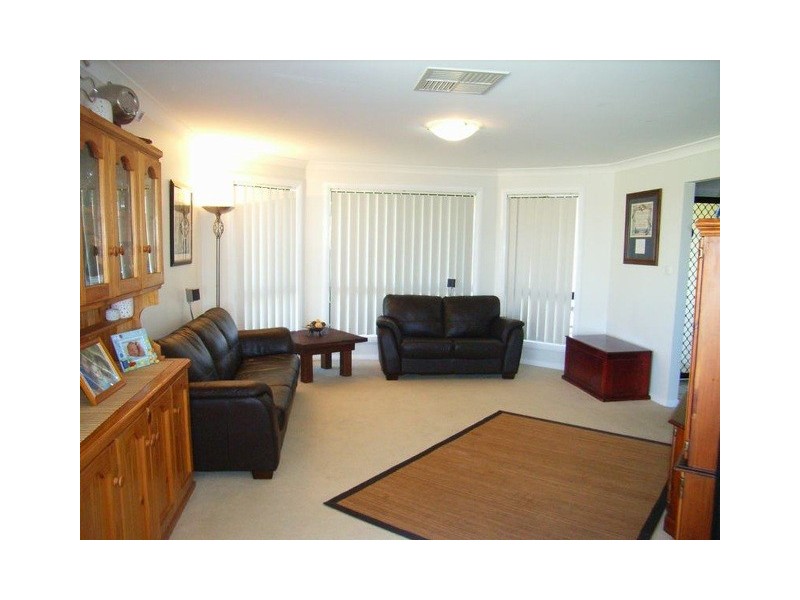 10 Woomera Place, Glenfield Park NSW 2650
