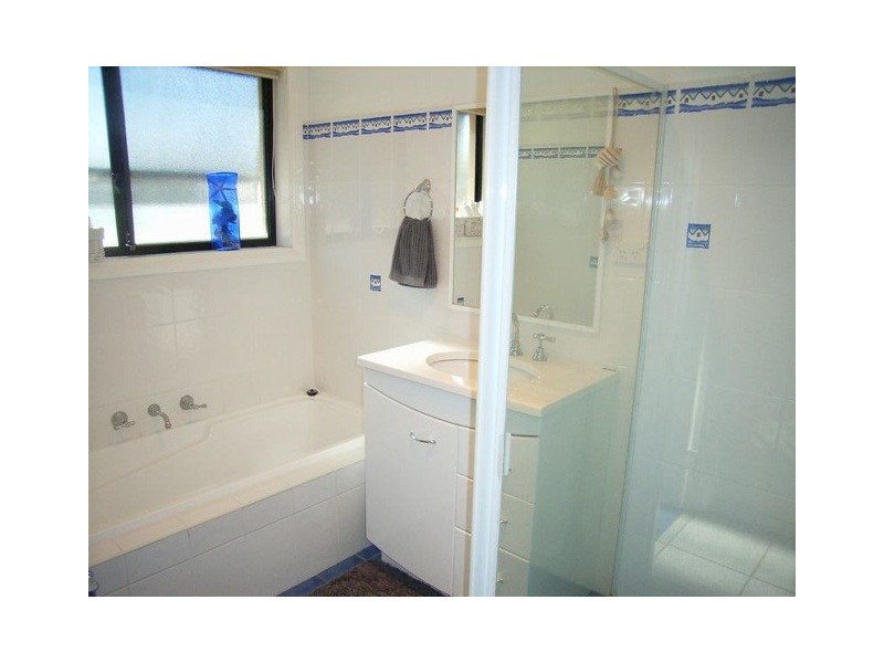10 Woomera Place, Glenfield Park NSW 2650