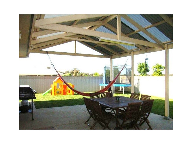 10 Woomera Place, Glenfield Park NSW 2650