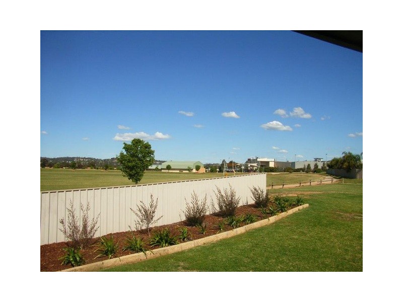 10 Woomera Place, Glenfield Park NSW 2650