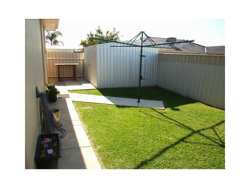 10 Woomera Place, Glenfield Park NSW 2650