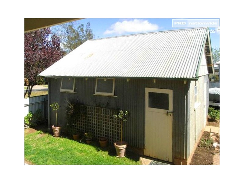 18 Turner Street, Turvey Park NSW 2650