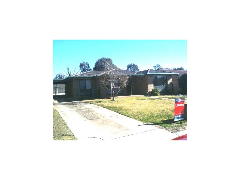 14 Pinaroo Drive, Glenfield Park NSW 2650