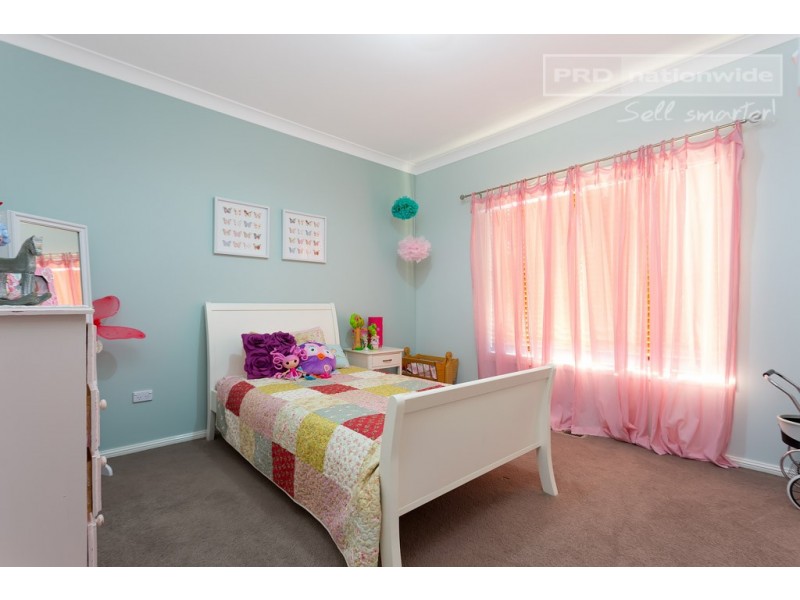 32 Kaloona Drive, Bourkelands NSW 2650