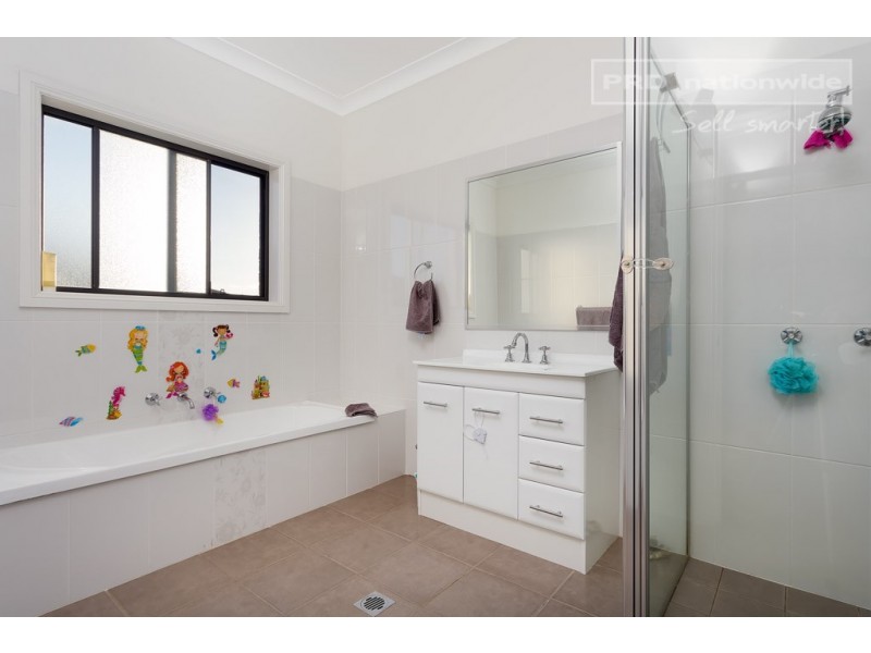 32 Kaloona Drive, Bourkelands NSW 2650